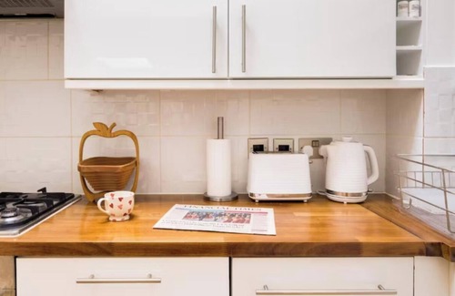 Campden Apartment | Stylish & Light-Filled Apartment in Trendy Notting Hill