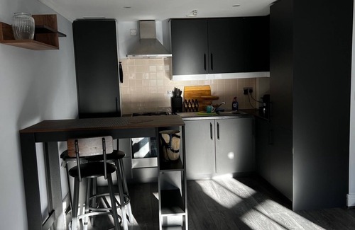 West Kensington Apartment | Stylish London | 1 Bed | WiFi | West Kensington