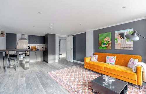 West Kensington Apartment | Stylish London | 1 Bed | WiFi | West Kensington