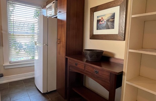 Neartown Apartment | Stylish Mid-Century Studio in the Heart of Montrose