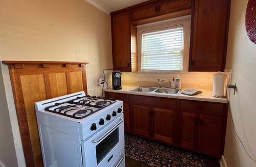 Neartown Apartment | Stylish Mid-Century Studio in the Heart of Montrose