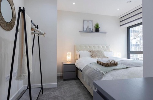 Whitechapel Apartment | Stylish Modern Apartment by Aldgate East Station 3