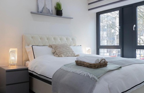 Whitechapel Apartment | Stylish Modern Apartment by Aldgate East Station 3