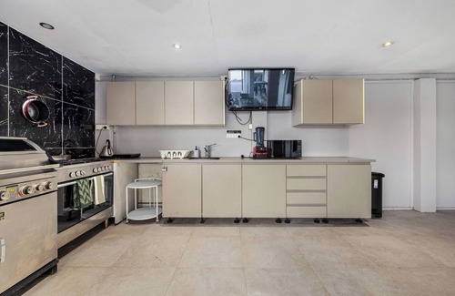 Morningside House | Stylish Morningside Family Home: 6 Bedrooms with Pool, Game & BBQ minutes to CBD