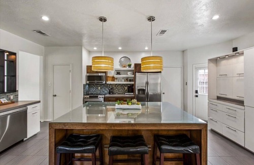 Houston House | Stylish North Houston 4 bedroom⭐️ Sleeps 8, pool table, BBQ, fire pit