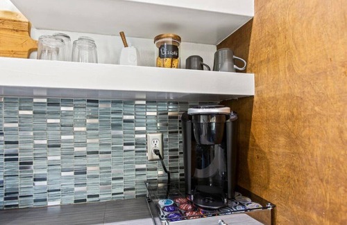 Houston House | Stylish North Houston 4 bedroom⭐️ Sleeps 8, pool table, BBQ, fire pit