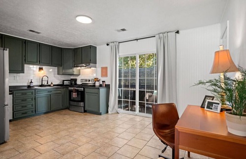 Summerlee House | Stylish NRG Retreat | >10 min Ace Resort | Firepit