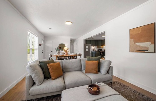 Summerlee House | Stylish NRG Retreat | >10 min Ace Resort | Firepit