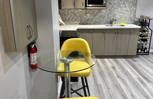 Brampton Apartment | Stylish Oasis in a Central Location, just 15minutes from Toronto Pearson Airport