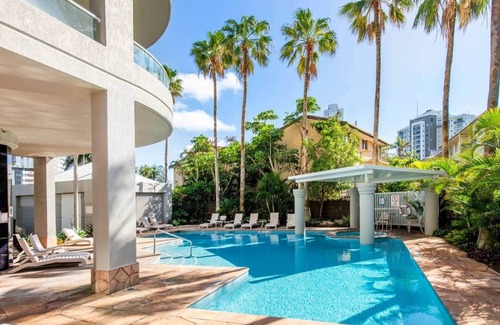 Surfers Paradise Apartment | Stylish Ocean View Room King bed with Spa