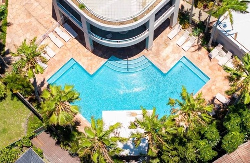 Surfers Paradise Apartment | Stylish Ocean View Room King bed with Spa