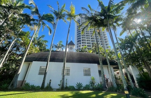 Surfers Paradise Apartment | Stylish Ocean View Room King bed with Spa