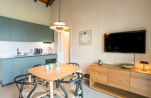 Como Apartment | Stylish one bedroom apartment 45mq with private garden in an elegant context. The flat is located inside the wonderful Villa Maderni in the Spina Verde Park area. Guests have at their disposal a large garden with panoramic infinity pool, tennis court, ba