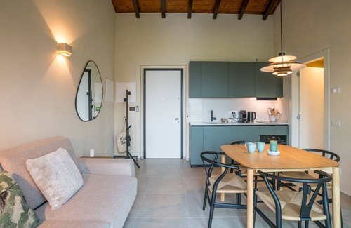 Como Apartment | Stylish one bedroom apartment 45mq with private garden in an elegant context. The flat is located inside the wonderful Villa Maderni in the Spina Verde Park area. Guests have at their disposal a large garden with panoramic infinity pool, tennis court, ba