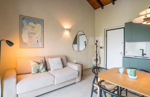 Como Apartment | Stylish one bedroom apartment 45mq with private garden in an elegant context. The flat is located inside the wonderful Villa Maderni in the Spina Verde Park area. Guests have at their disposal a large garden with panoramic infinity pool, tennis court, ba