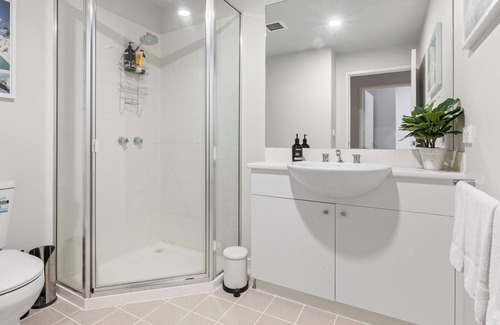Hawthorn Apartment | Stylish, Quiet & Comfy Apartment - 4kms to MCG - Public Transport at Front Door