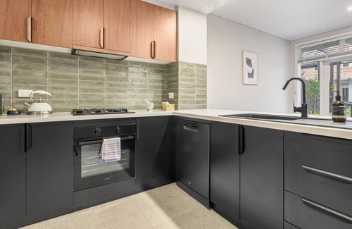 Hawthorn Apartment | Stylish, Quiet & Comfy Apartment - 4kms to MCG - Public Transport at Front Door