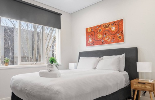Hawthorn Apartment | Stylish, Quiet & Comfy Apartment - 4kms to MCG - Public Transport at Front Door