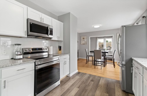Bristol House | Stylish, Relaxing & Comfy 3 BDR Home. 2 minutes to Lake Compounce