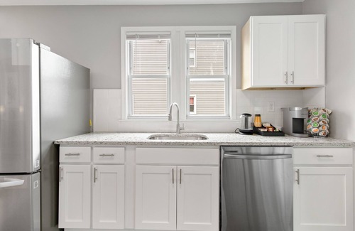 Bristol House | Stylish, Relaxing & Comfy 3 BDR Home. 2 minutes to Lake Compounce