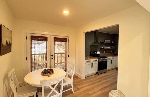 Knoxville House | Stylish remodeled mid-term rental, minutes from downtown Knoxville & UTK