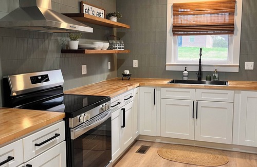 Knoxville House | Stylish remodeled mid-term rental, minutes from downtown Knoxville & UTK
