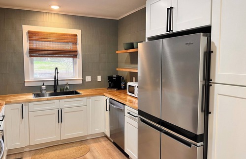 Knoxville House | Stylish remodeled mid-term rental, minutes from downtown Knoxville & UTK