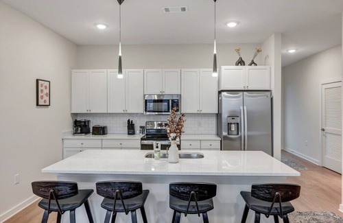 Talbot's Corner Condo | Stylish Retreat with Balcony in Nashville