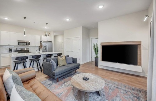 Talbot's Corner Condo | Stylish Retreat with Balcony in Nashville