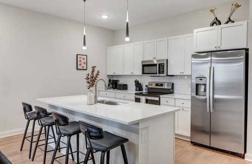 Talbot's Corner Condo | Stylish Retreat with Balcony in Nashville
