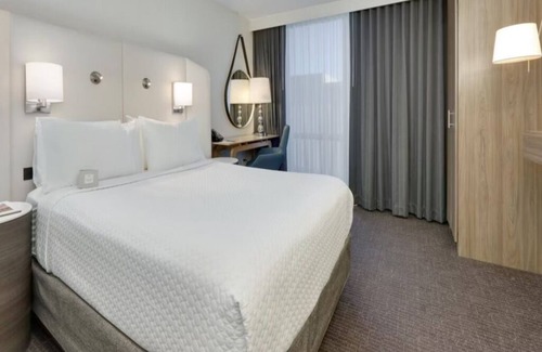 Downtown Dallas Hotel | Stylish Room Elegant Décor in the Heart of Dallas! Outdoor Pool!
