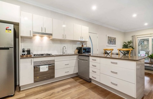 Orange House | Stylish Sale Street Studio - Walk to Town