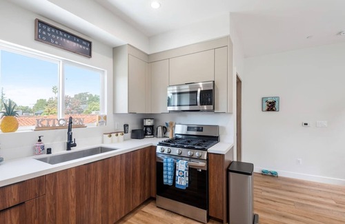 Sherman Oaks House | Stylish Sherman Oaks Townhouse W/3 Master Suites