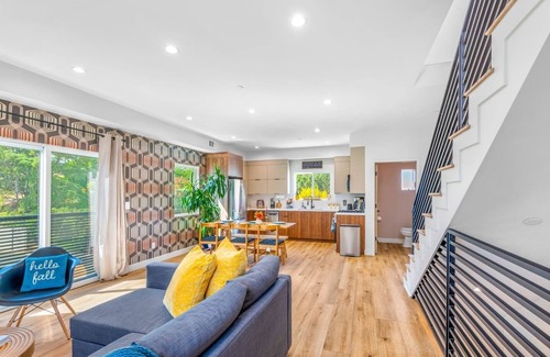 Sherman Oaks House | Stylish Sherman Oaks Townhouse W/3 Master Suites