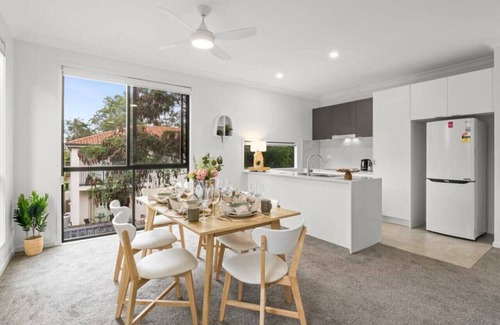 Southport House | Stylish, Spacious 3 bedroom Townhouse, GC central