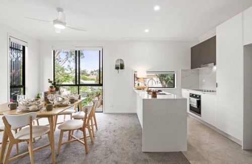 Southport House | Stylish, Spacious 3 bedroom Townhouse, GC central