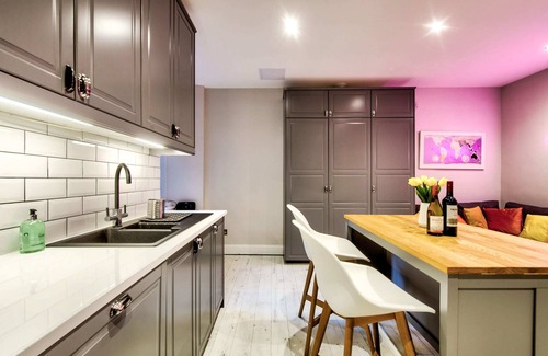 Glasgow Westend Apartment | Stylish & Spacious 3 Bedroom Apt in Finnieston, West End