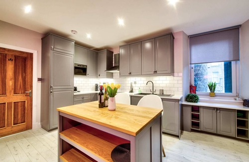 Glasgow Westend Apartment | Stylish & Spacious 3 Bedroom Apt in Finnieston, West End