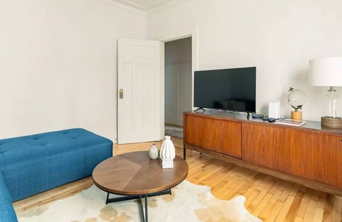 De Lorimier Apartment | Stylish, Spacious and Cozy with Private Parking