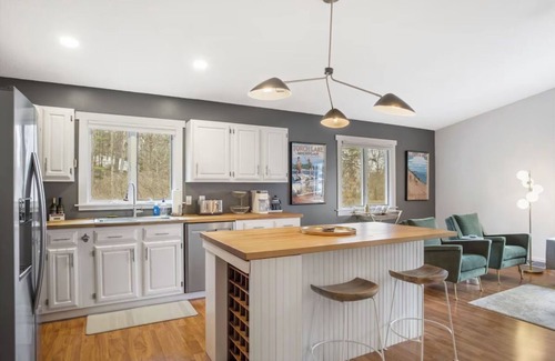 Douglas House | Stylish & Spacious Home with Hot Tub & 3-Season Deck