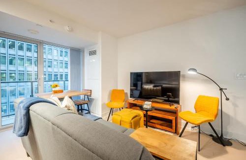 Bay Cloverhill House | Stylish Stay with City Views, Pool and Gym