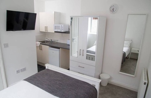 Copers Cope Hotel | Stylish Studio Apartment Beckenham 1