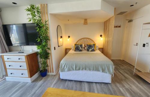 Surfers Paradise Apartment | Stylish Studio Apartment, Holiday Resort, With View, Pool, Spa , Sauna