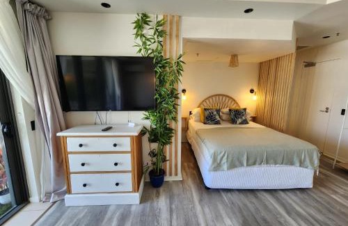Surfers Paradise Apartment | Stylish Studio Apartment, Holiday Resort, With View, Pool, Spa , Sauna