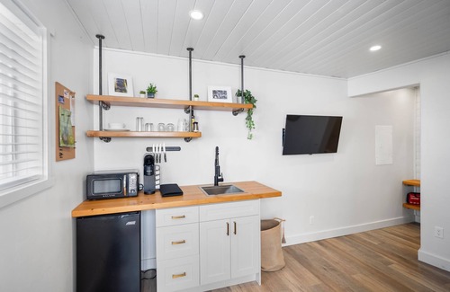 Lake Cowichan Hotel | Stylish Studio at Riverside Boutique Motel - Trail