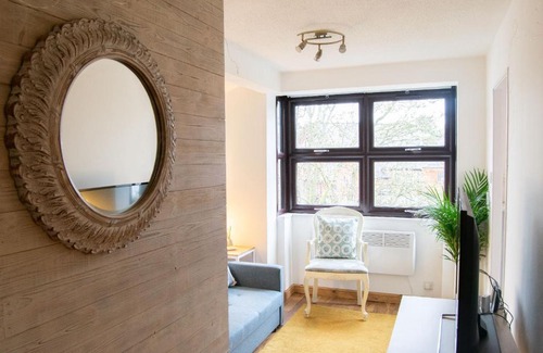 Hammersmith and Fulham Apartment | Stylish Studio Flat in West Kensington