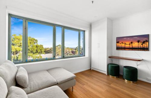 Newtown Apartment | Stylish Studio in the Heart of Newtown with Pool