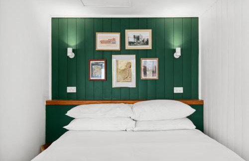 Newtown Apartment | Stylish Studio in the Heart of Newtown with Pool