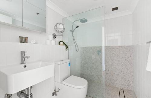 Newtown Apartment | Stylish Studio in the Heart of Newtown with Pool