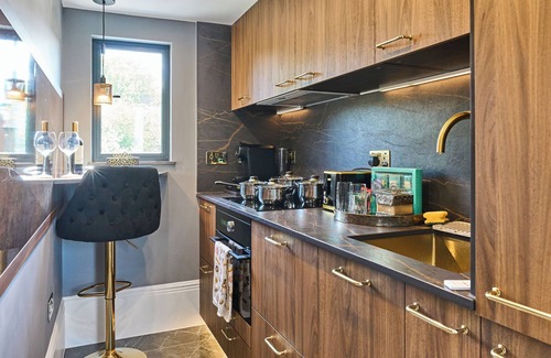 Knight's Hill Apartment | Stylish Studio Near Central London